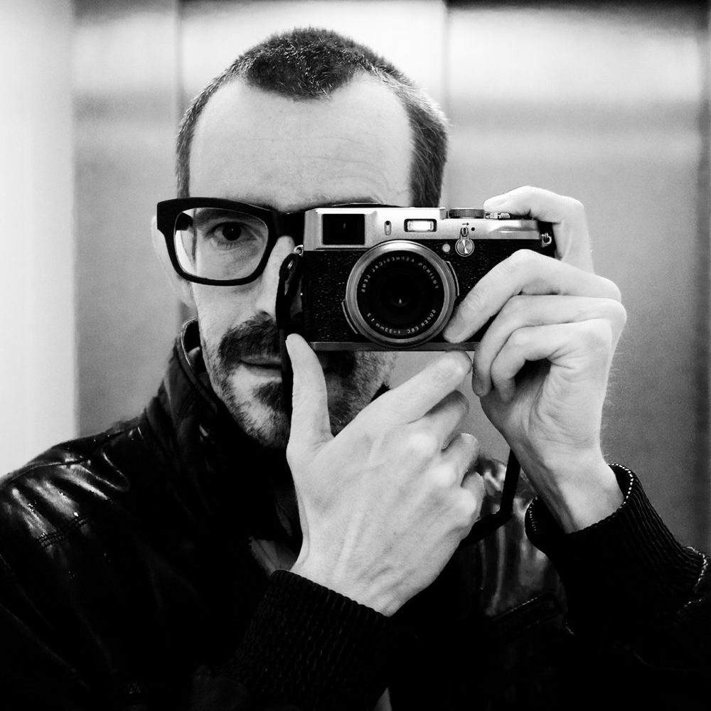 Richard van Yperen, zwart-witportret met een Fujifilm-camera