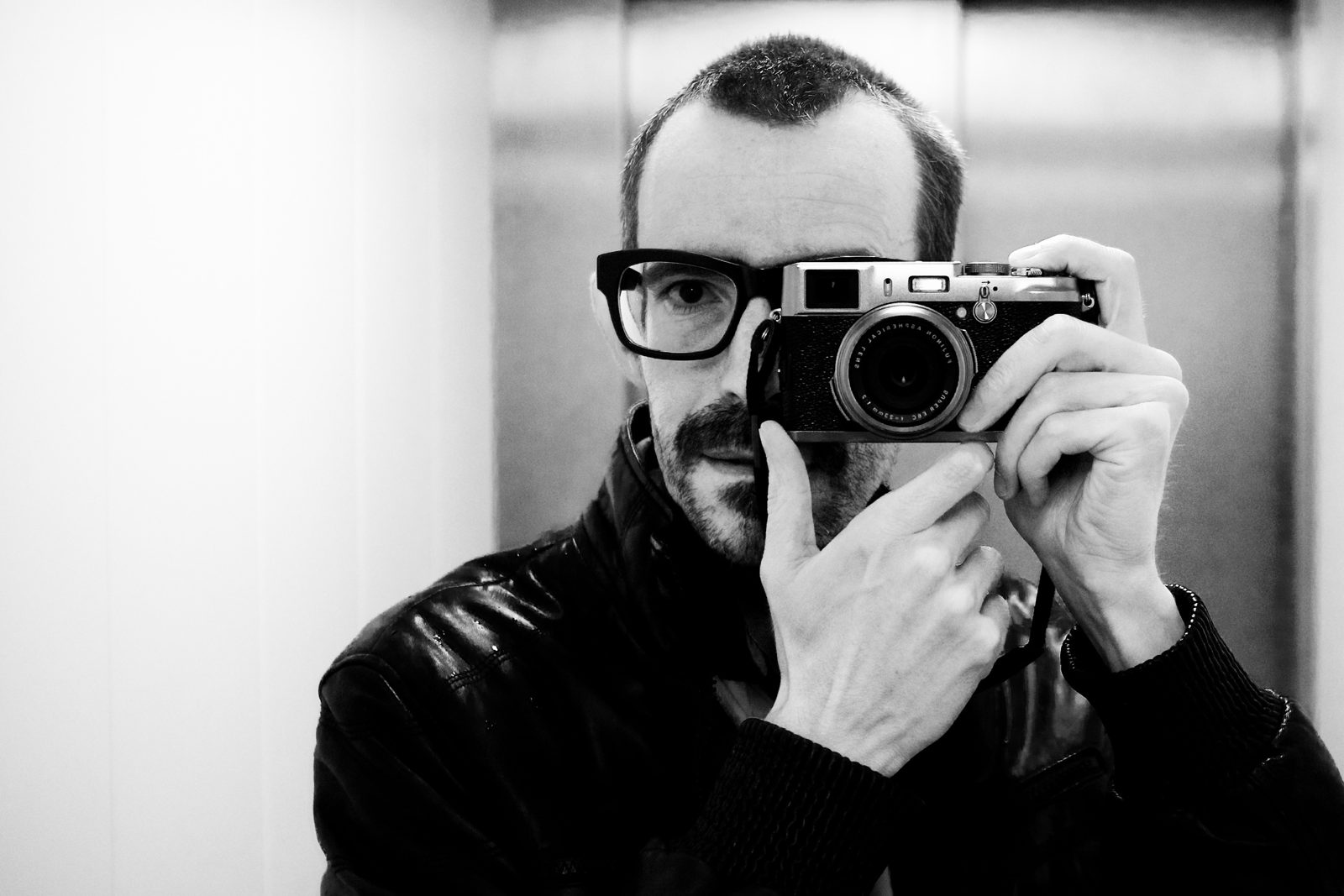 Richard van Yperen, zwart-witportret met een Fujifilm-camera